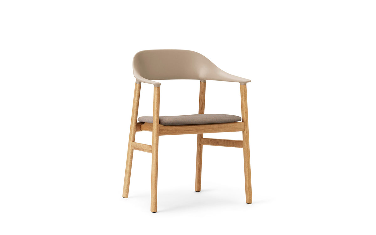 Herit Armlehnstuhl gepolstert in Remix Sand präsentiert im Onlineshop von KAQTU Design AG. Stuhl mit Armlehne ist von Normann Copenhagen