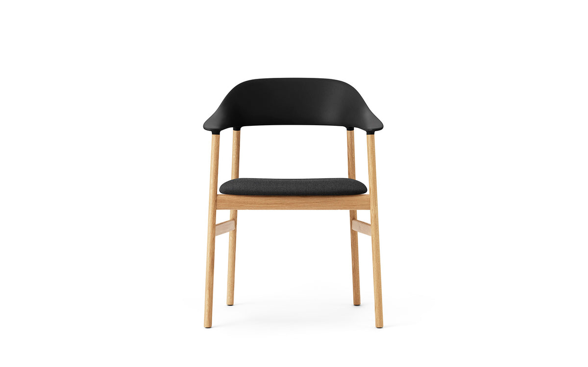 Herit Armlehnstuhl gepolstert in Remix schwarz präsentiert im Onlineshop von KAQTU Design AG. Stuhl mit Armlehne ist von Normann Copenhagen