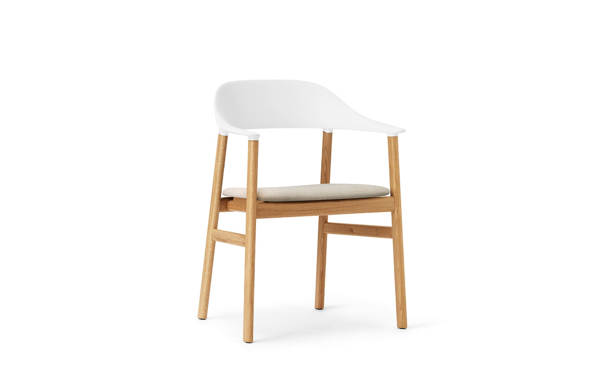 Herit Armlehnstuhl gepolstert in Remix weiß präsentiert im Onlineshop von KAQTU Design AG. Stuhl mit Armlehne ist von Normann Copenhagen
