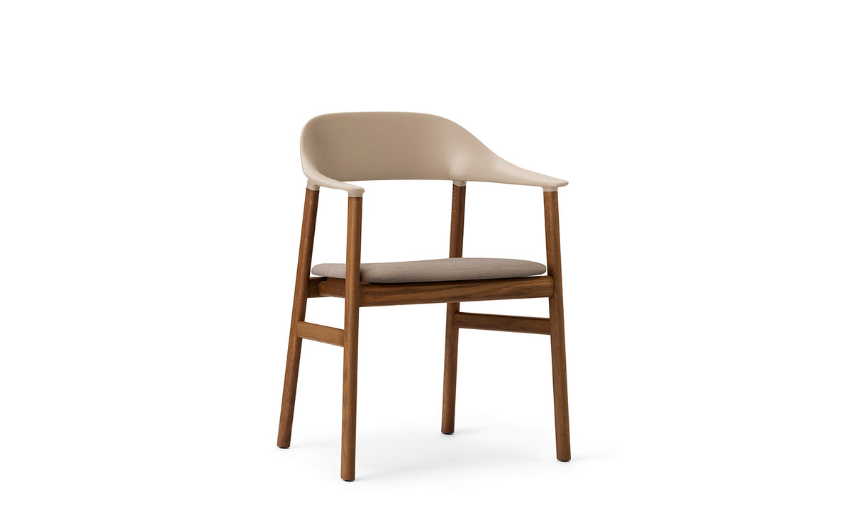 Herit Armlehnstuhl gepolstert in Remix Sand präsentiert im Onlineshop von KAQTU Design AG. Stuhl mit Armlehne ist von Normann Copenhagen