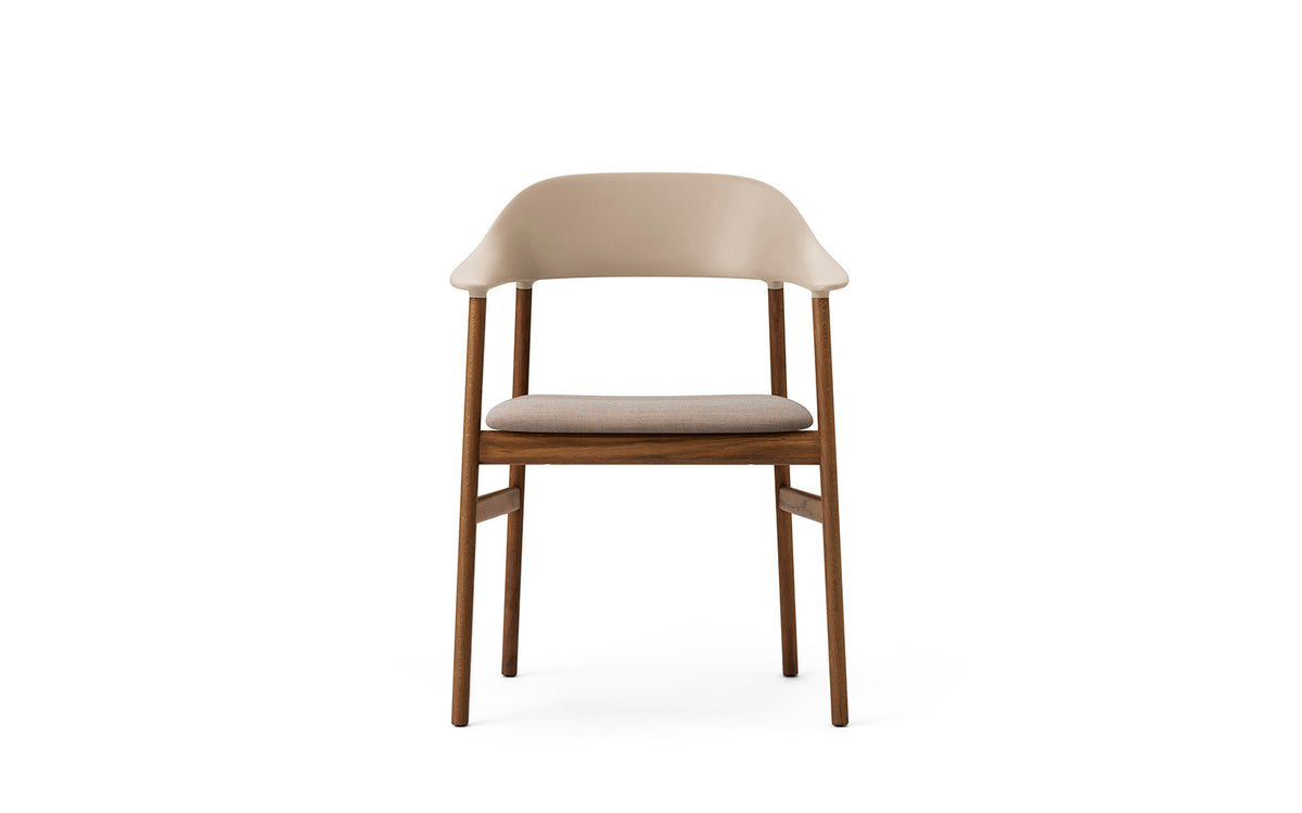 Herit Armlehnstuhl gepolstert in Remix Sand präsentiert im Onlineshop von KAQTU Design AG. Stuhl mit Armlehne ist von Normann Copenhagen
