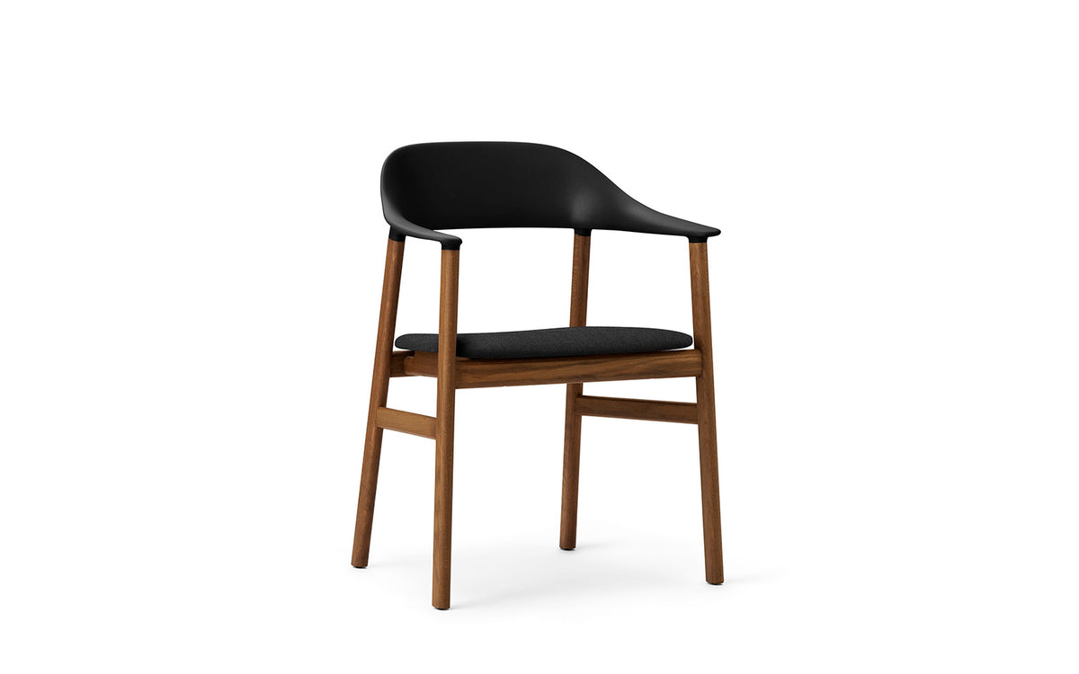 Herit Armlehnstuhl gepolstert in Remix schwarz präsentiert im Onlineshop von KAQTU Design AG. Stuhl mit Armlehne ist von Normann Copenhagen