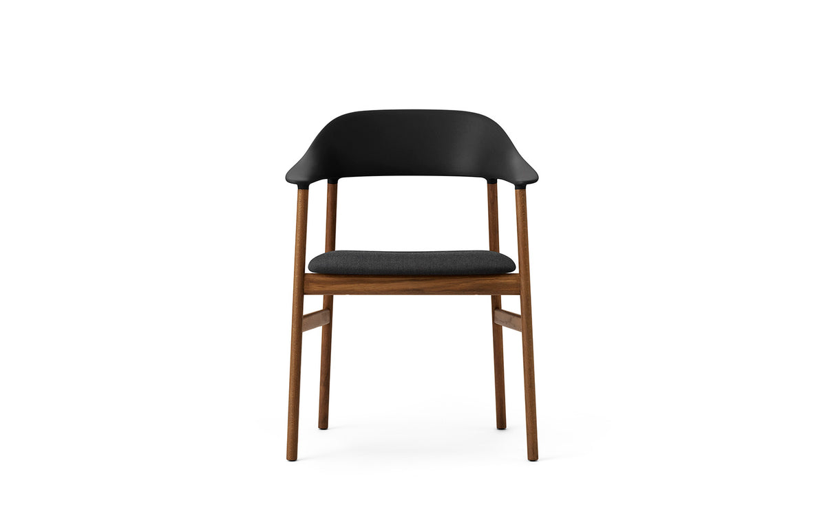 Herit Armlehnstuhl gepolstert in Remix schwarz präsentiert im Onlineshop von KAQTU Design AG. Stuhl mit Armlehne ist von Normann Copenhagen