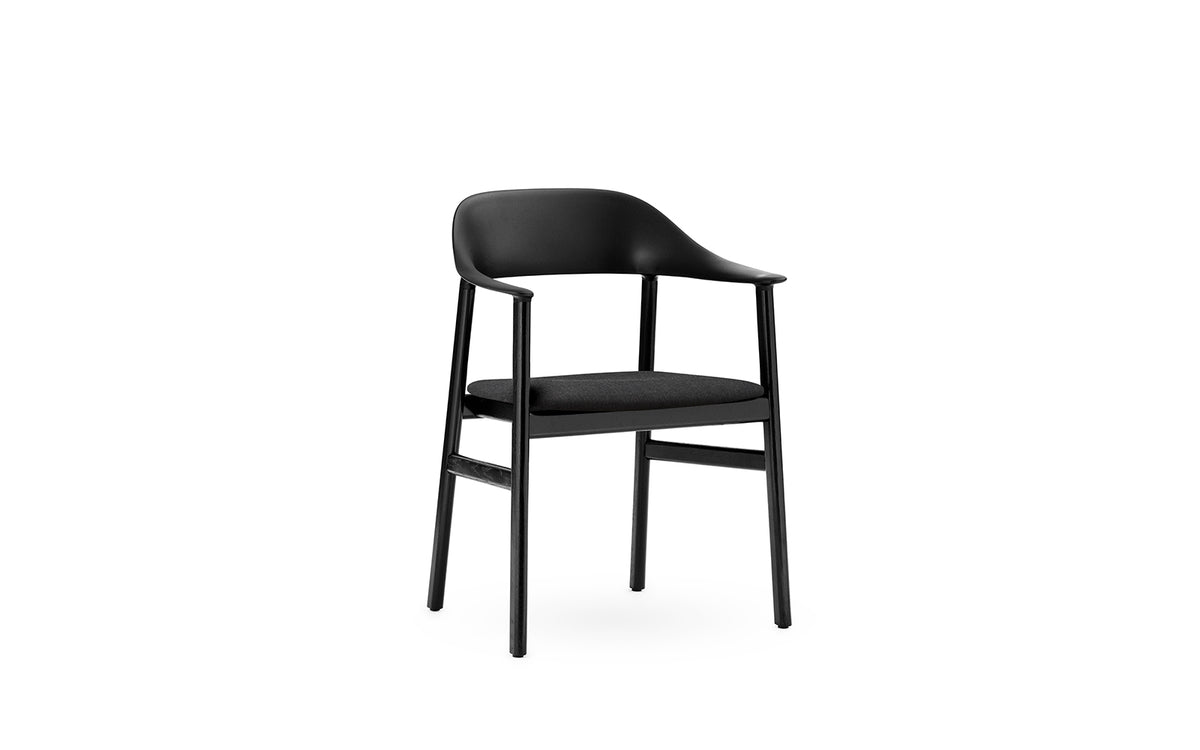 Herit Armlehnstuhl gepolstert in Remix schwarz präsentiert im Onlineshop von KAQTU Design AG. Stuhl mit Armlehne ist von Normann Copenhagen