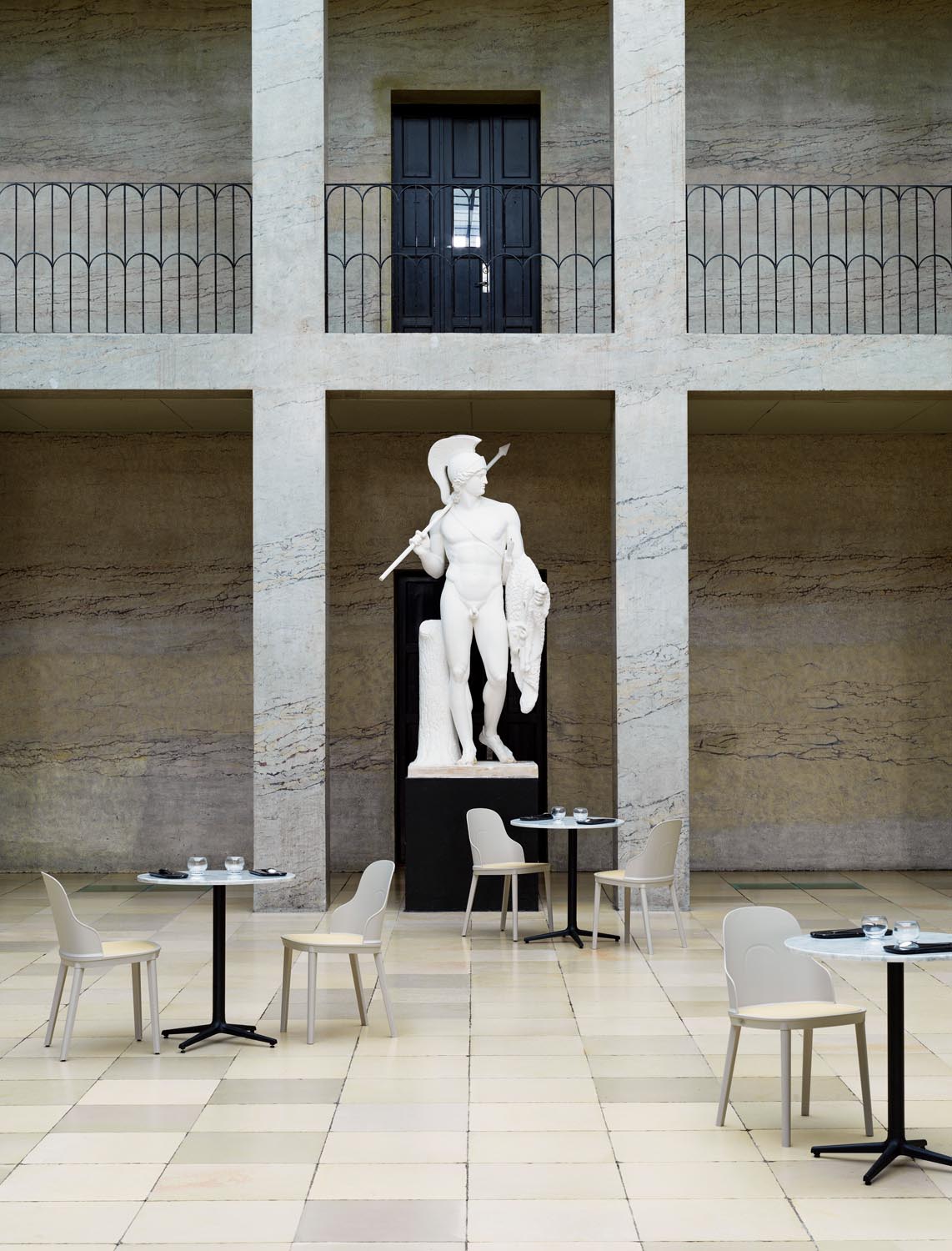 Allez Stuhl in Warmes grau präsentiert im Onlineshop von KAQTU Design AG. Stuhl ist von Normann Copenhagen