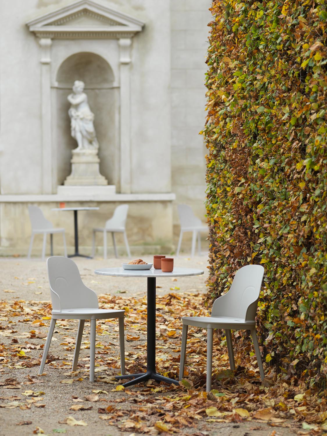Allez Stuhl in Warmes grau präsentiert im Onlineshop von KAQTU Design AG. Stuhl ist von Normann Copenhagen