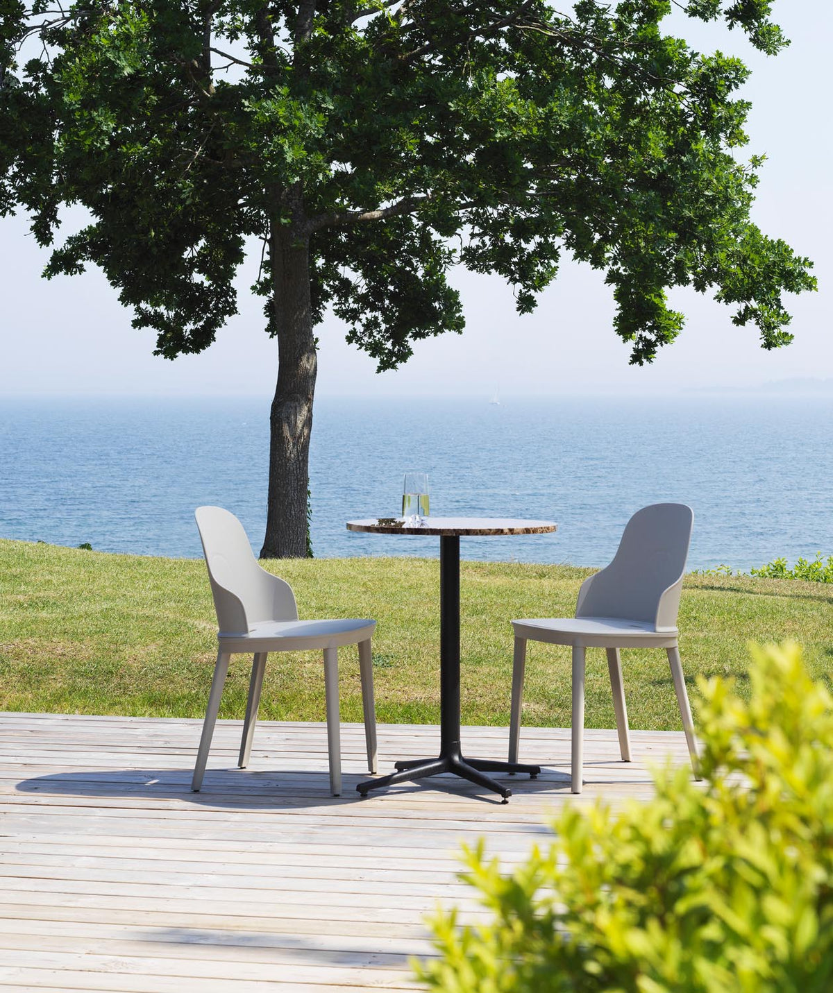 Allez Stuhl in Warmes grau präsentiert im Onlineshop von KAQTU Design AG. Stuhl ist von Normann Copenhagen
