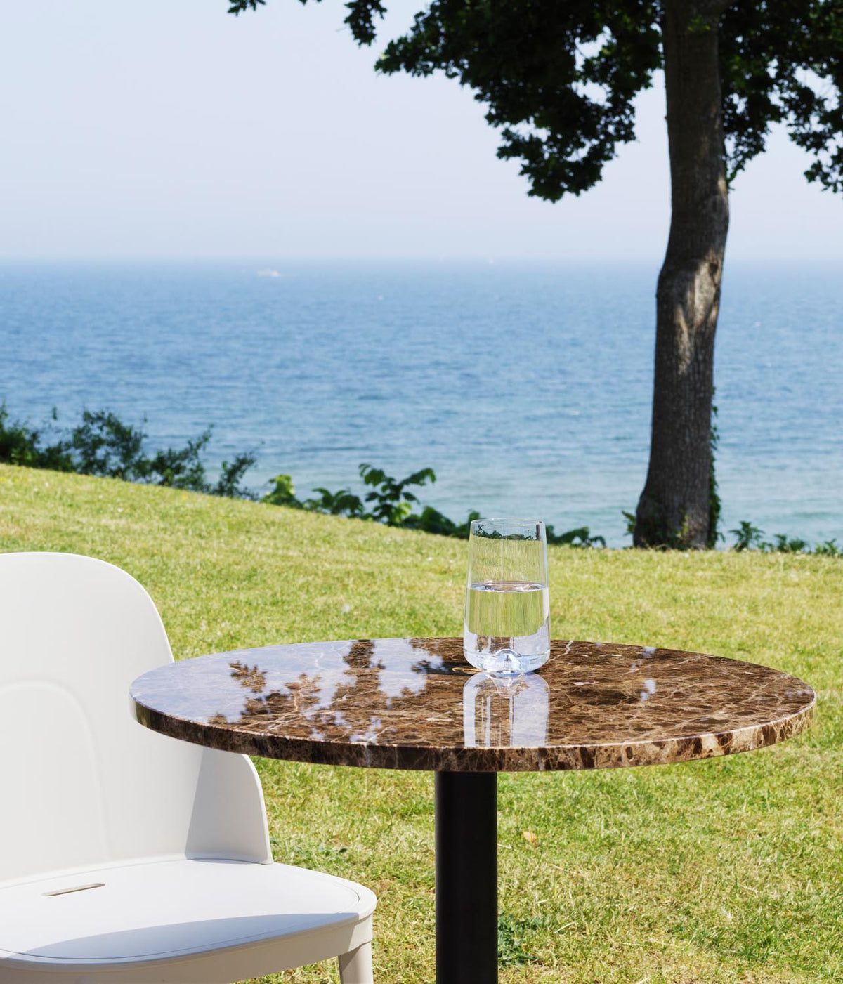 Allez Stuhl in Warmes grau präsentiert im Onlineshop von KAQTU Design AG. Stuhl ist von Normann Copenhagen