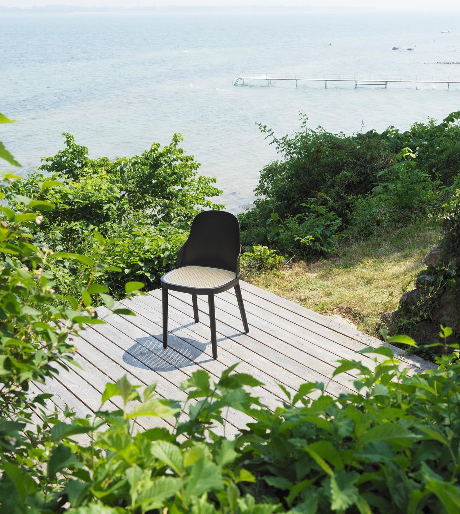 Entdecken Sie den Allez Stuhl von Normann Copenhagen: Elegantes Design, harmonische Linien und vielseitige Farboptionen für stilvolle Wohnräume.