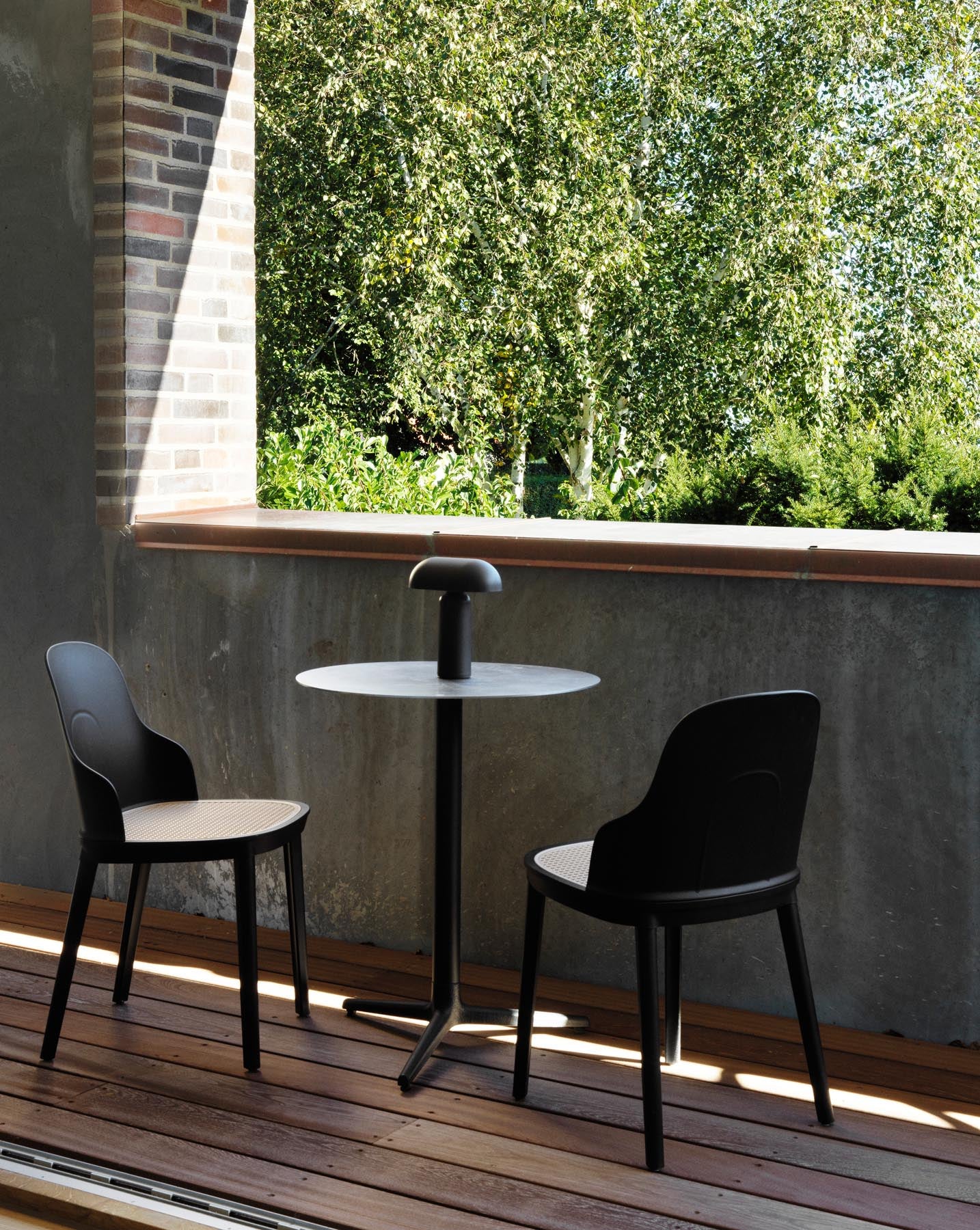 Der Allez Stuhl von Normann Copenhagen vereint modernes Design mit Komfort. Ideal für jeden Raum, bietet er eine stilvolle Sitzgelegenheit.