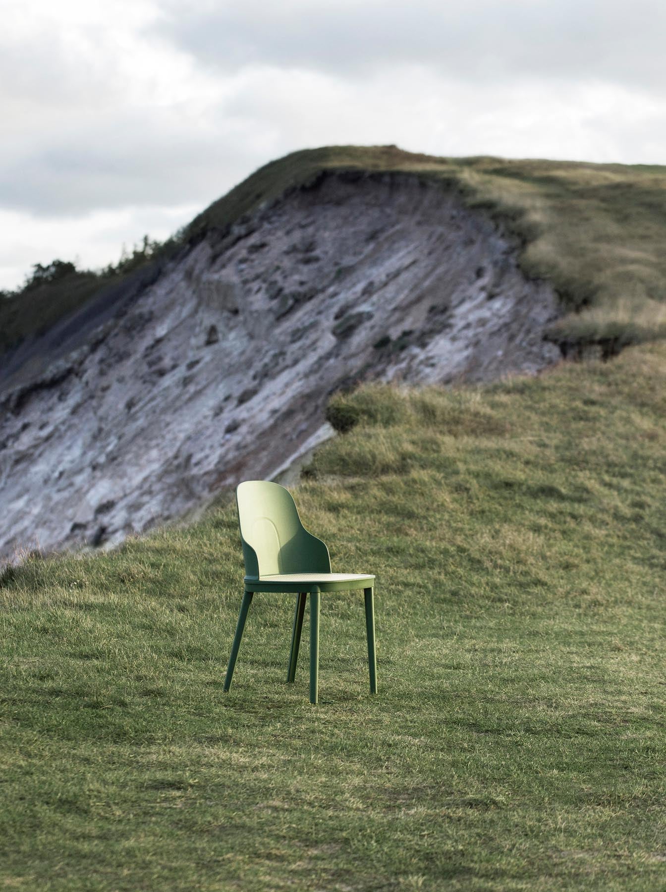 Allez Stuhl in Schwarz: Elegantes, ergonomisches Design für jeden Raum. Ideal für drinnen und draußen, vereint Komfort und Stil.