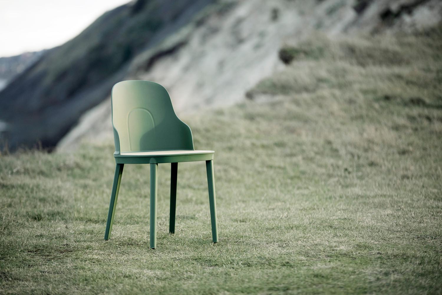 Allez Stuhl Schwarz: Moderner, modularer Stuhl von Normann Copenhagen. Ergonomisch, leicht und vielseitig – perfekt für jeden Wohnraum.