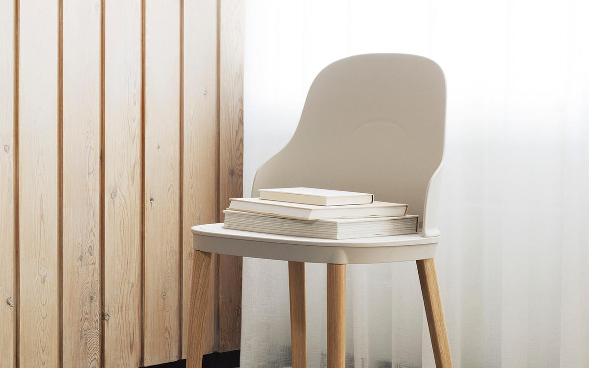 Allez Stuhl in Weiss präsentiert im Onlineshop von KAQTU Design AG. Stuhl ist von Normann Copenhagen
