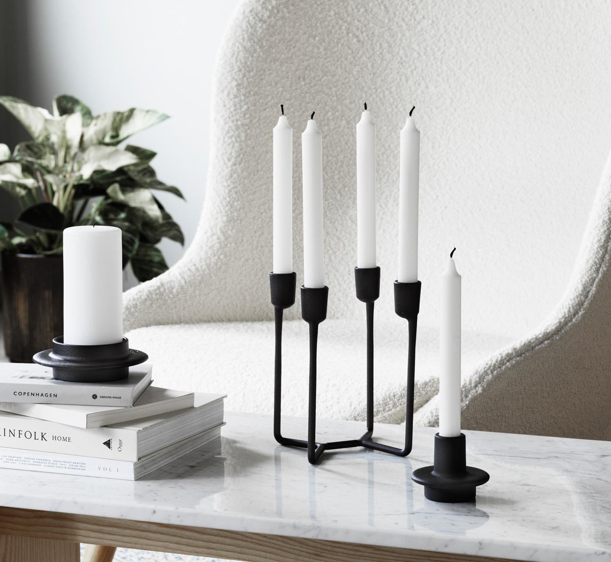 Schwarzer Kerzenleuchter Heima aus Gusseisen mit runder, unebener Oberfläche, gefertigt von Normann Copenhagen, für Stumpenkerzen geeignet.