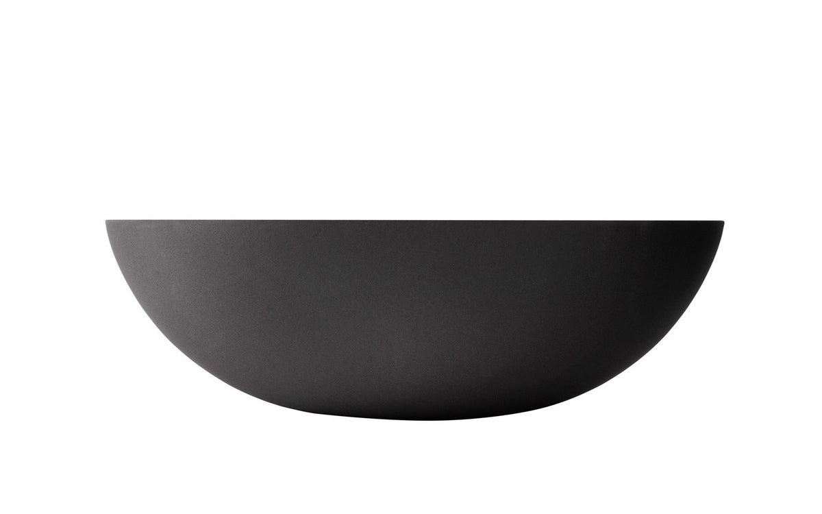 Runde Schale aus hochglanzpoliertem Edelstahl in Sand, Krenit Serie von Normann Copenhagen, Durchmesser 38 cm, Höhe 12 cm.