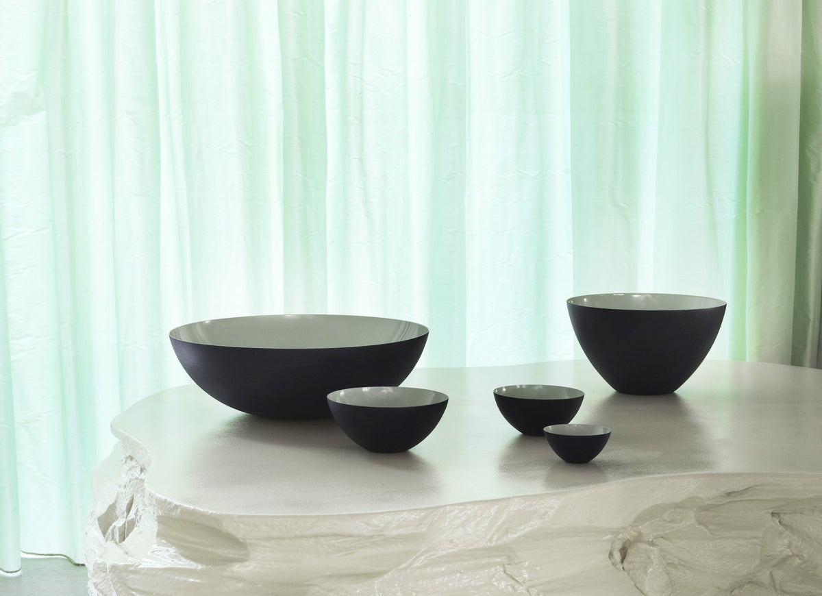 Runde Schale aus hochglanzpoliertem Edelstahl in Sand, Krenit Serie von Normann Copenhagen, Durchmesser 38 cm, Höhe 12 cm.