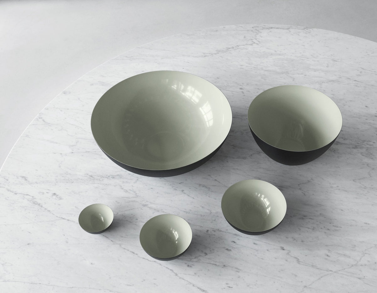 Runde Schale aus hochglanzpoliertem Edelstahl in Sand, Krenit Serie von Normann Copenhagen, Durchmesser 38 cm, Höhe 12 cm.