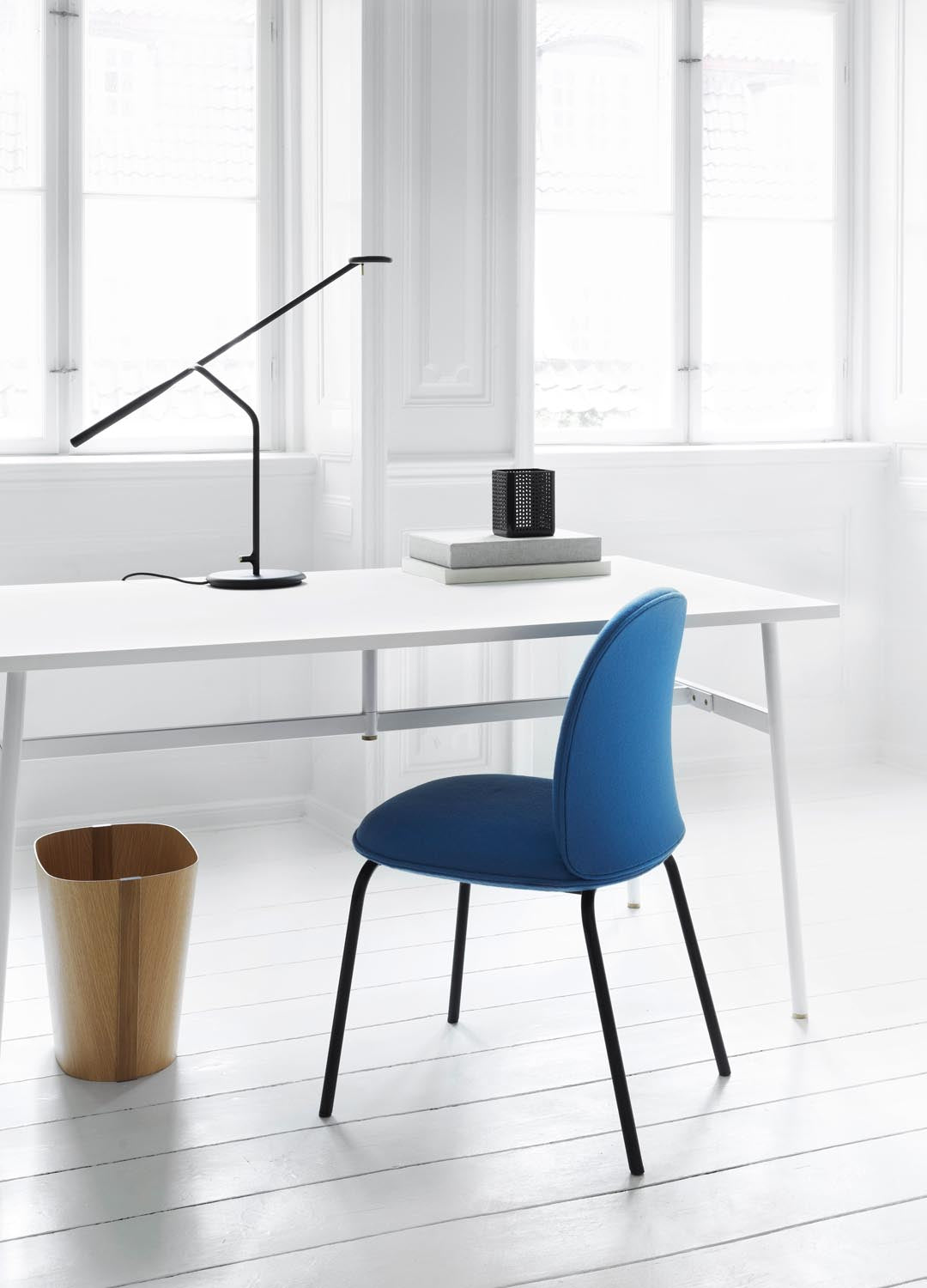 Tales of Wood Papierkorb in Eiche präsentiert im Onlineshop von KAQTU Design AG. Papierkorb ist von Normann Copenhagen