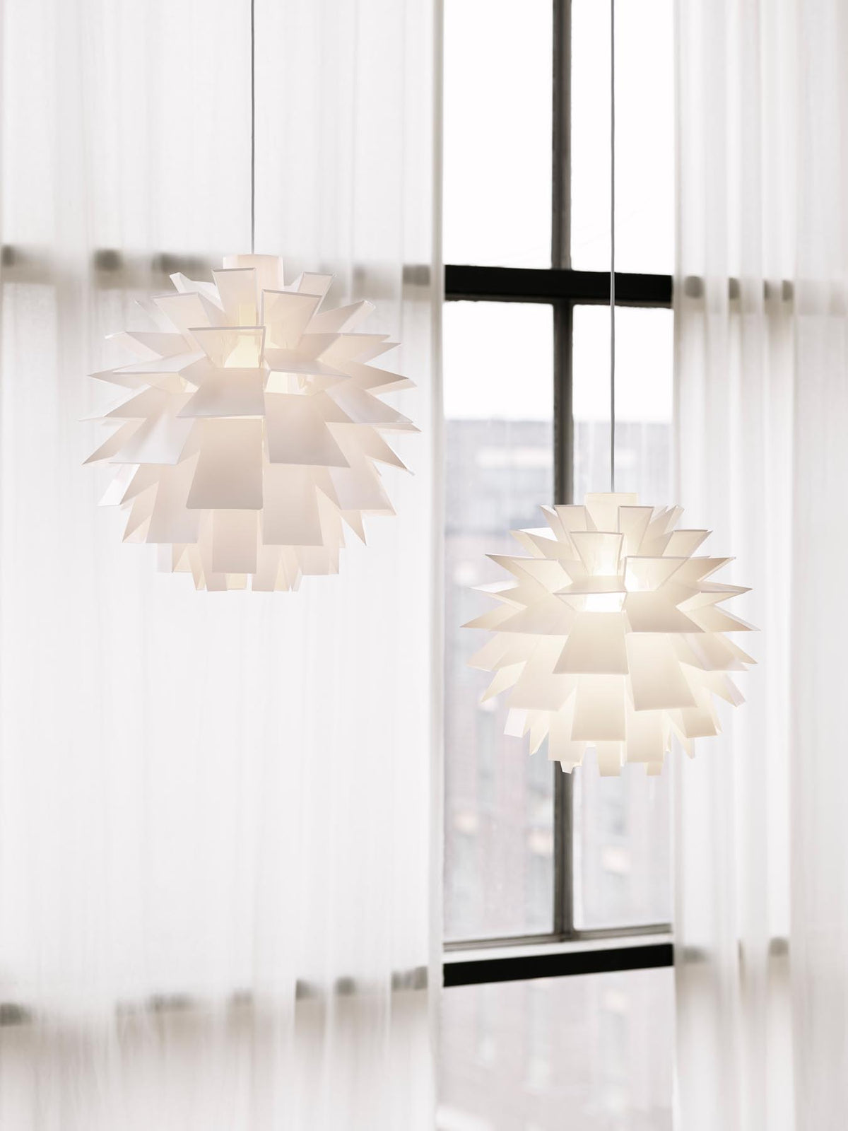 Norm 69 Lampe Klein in präsentiert im Onlineshop von KAQTU Design AG. Pendelleuchte ist von Normann Copenhagen