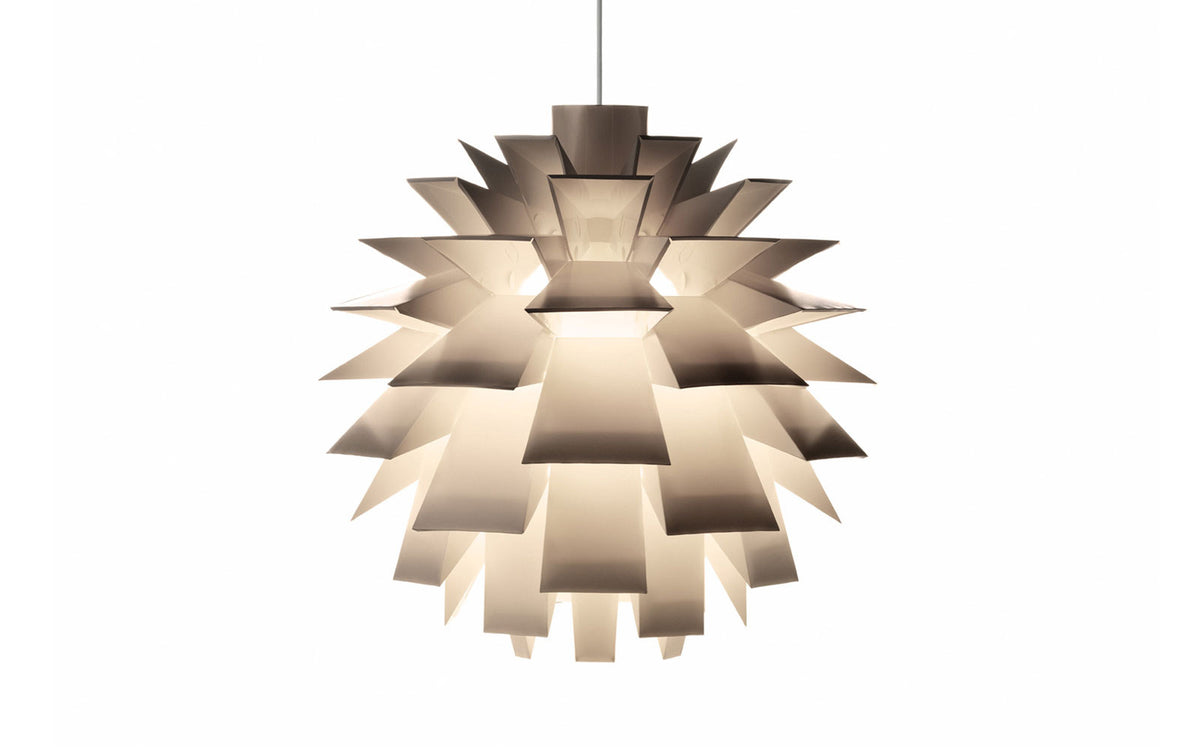 Norm 69 Lampe XXLarge in White präsentiert im Onlineshop von KAQTU Design AG. Pendelleuchte ist von Normann Copenhagen
