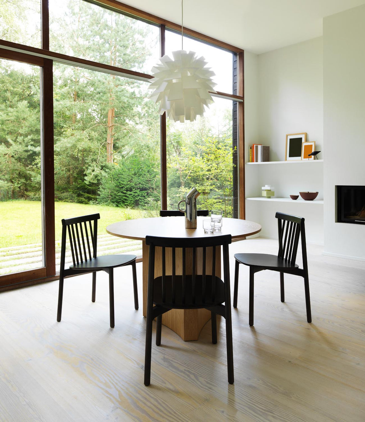Norm 69 Lampe XXLarge in White präsentiert im Onlineshop von KAQTU Design AG. Pendelleuchte ist von Normann Copenhagen