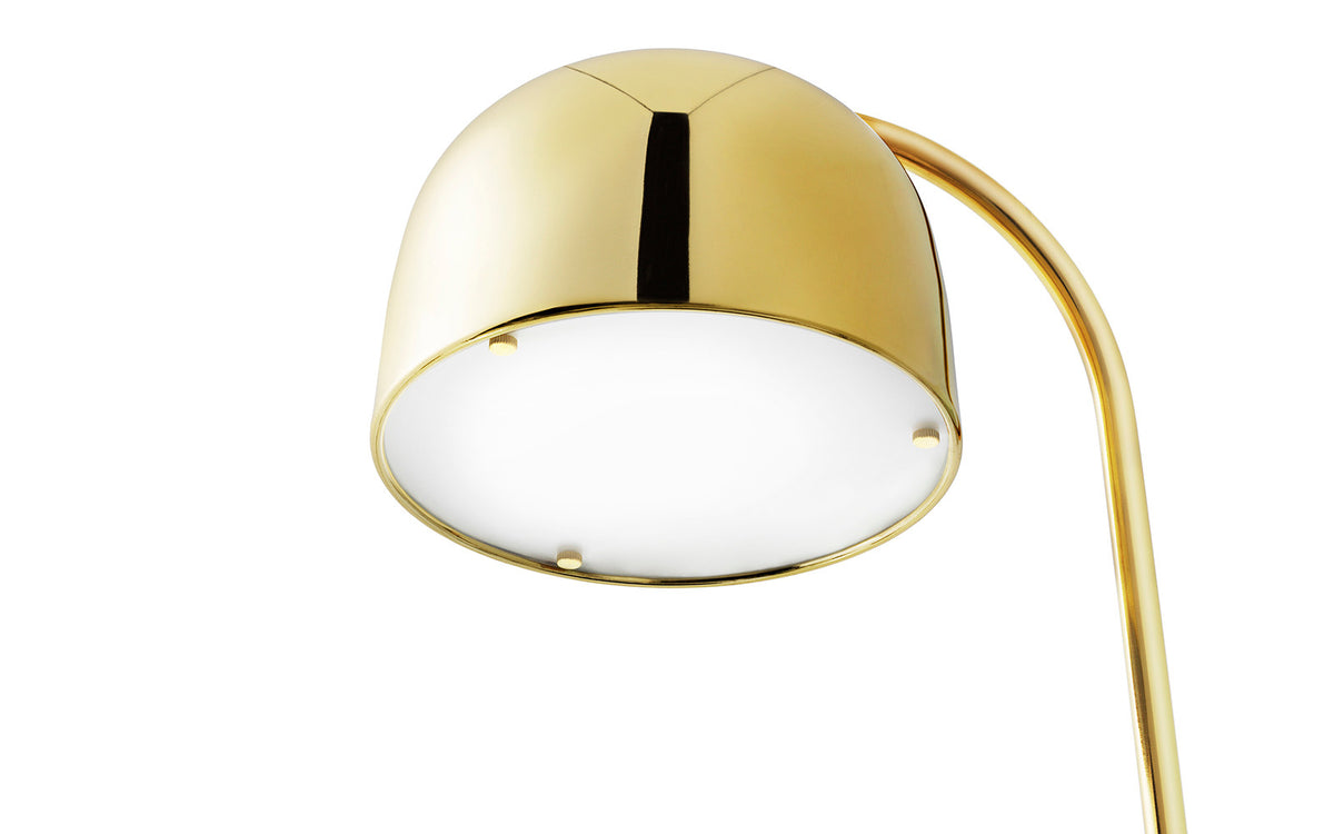 Grant Tischlampe EU in Messing präsentiert im Onlineshop von KAQTU Design AG. Tischleuchte ist von Normann Copenhagen