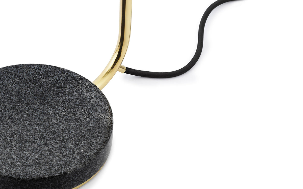 Grant Tischlampe EU in Messing präsentiert im Onlineshop von KAQTU Design AG. Tischleuchte ist von Normann Copenhagen