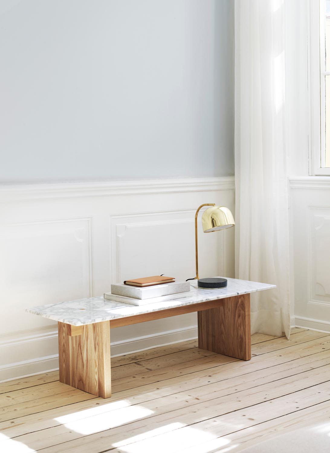 Grant Tischlampe EU in Messing präsentiert im Onlineshop von KAQTU Design AG. Tischleuchte ist von Normann Copenhagen