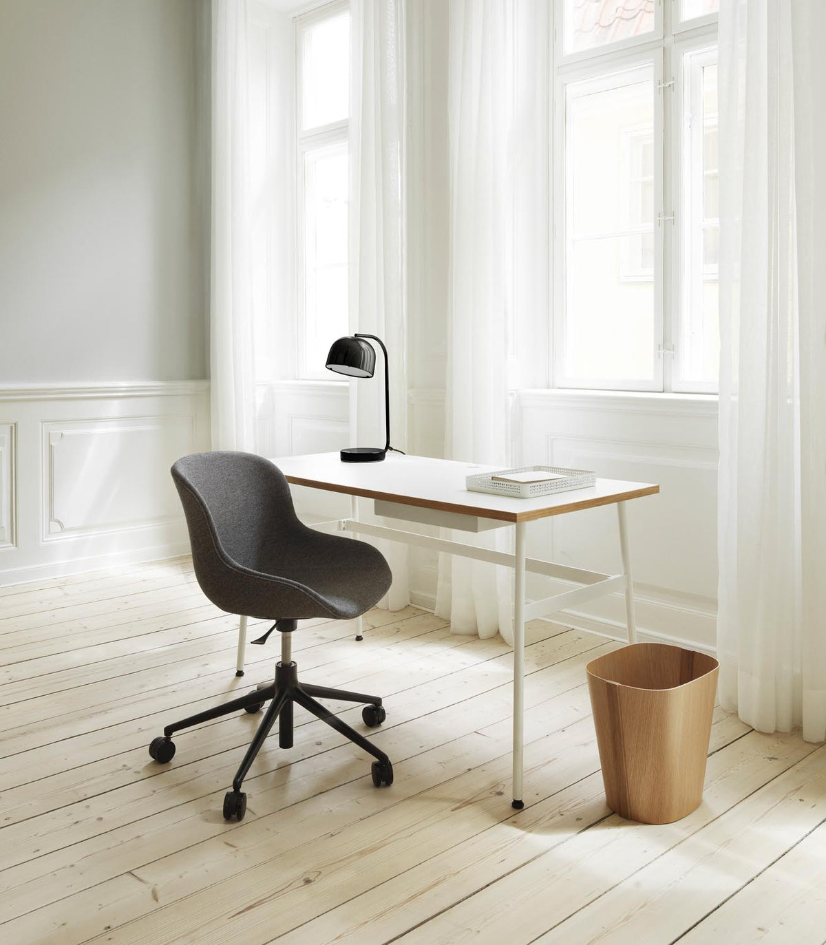 Grant Tischlampe EU in Schwarz präsentiert im Onlineshop von KAQTU Design AG. Tischleuchte ist von Normann Copenhagen