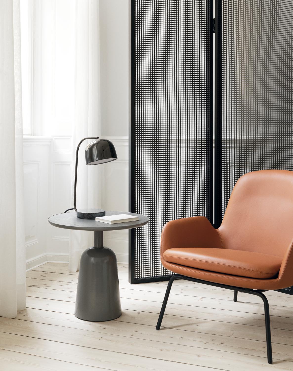 Grant Tischlampe EU in Schwarz präsentiert im Onlineshop von KAQTU Design AG. Tischleuchte ist von Normann Copenhagen