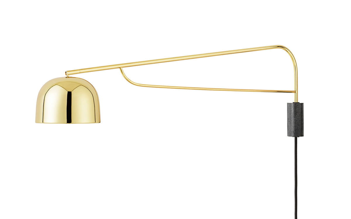 Grant Wandlampe 111 cm. in Messing präsentiert im Onlineshop von KAQTU Design AG. Wandleuchte ist von Normann Copenhagen