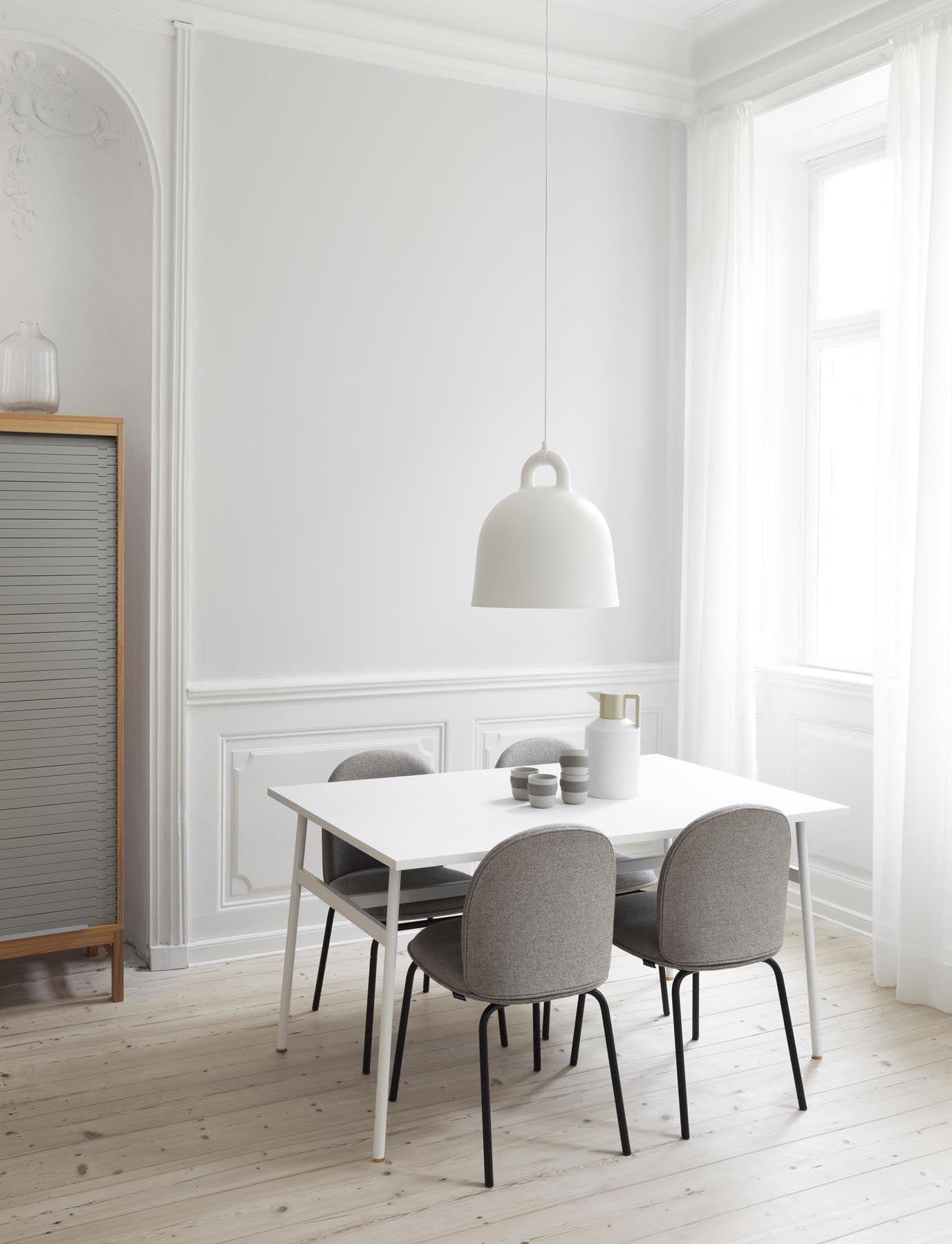 Die elegante Bell Lampe medium von Normann Copenhagen vereint skandinavisches Design mit funktionaler Beleuchtung für jeden Raum.