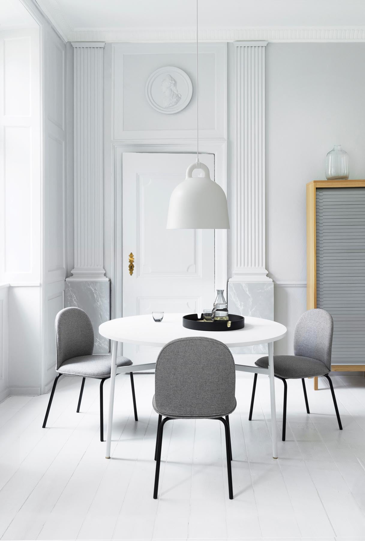 Die elegante Bell Lampe medium von Normann Copenhagen vereint skandinavisches Design mit funktionaler Beleuchtung für jeden Raum.