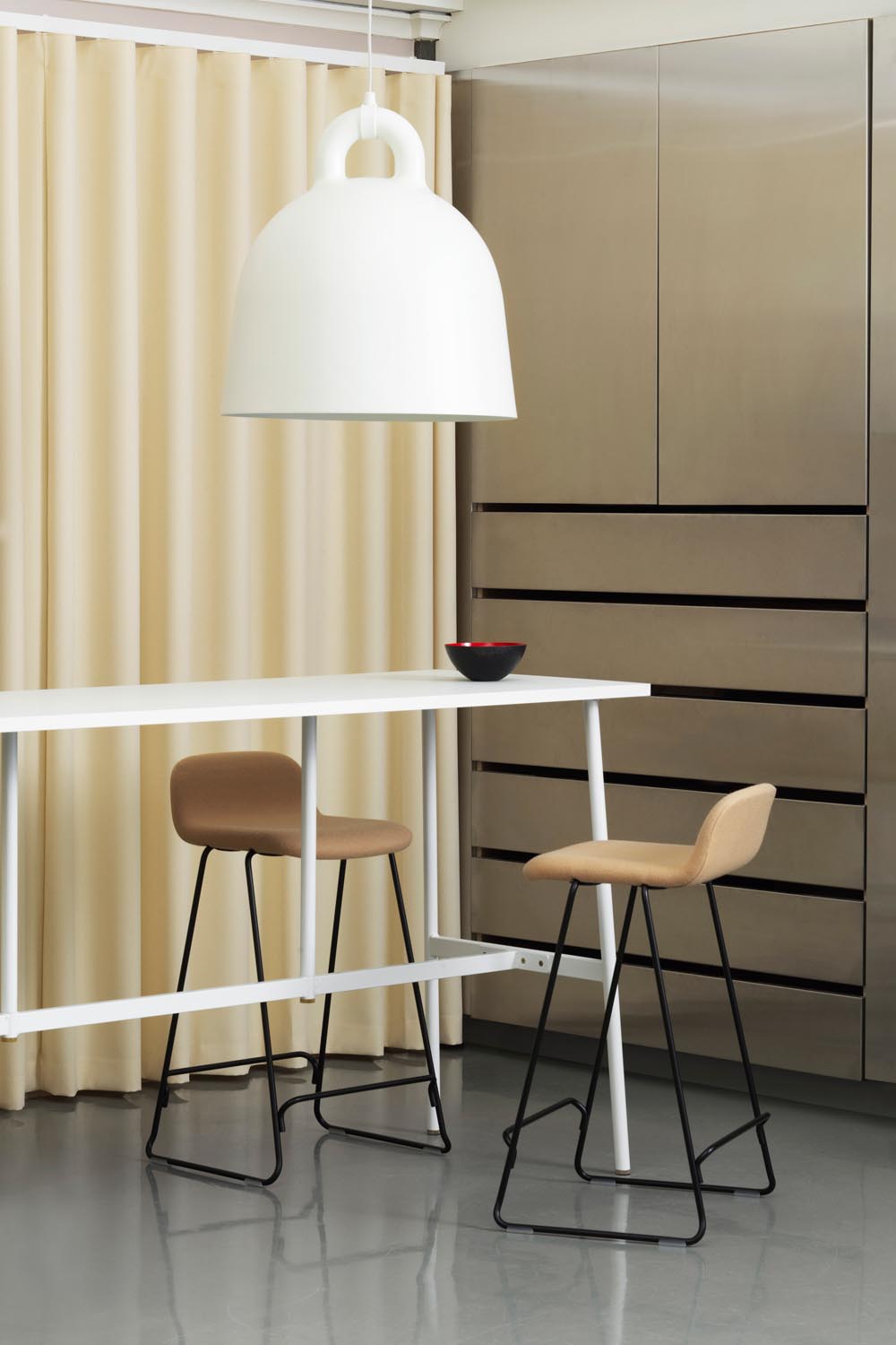 Bell Lampe gross EU in Weiss präsentiert im Onlineshop von KAQTU Design AG. Pendelleuchte ist von Normann Copenhagen