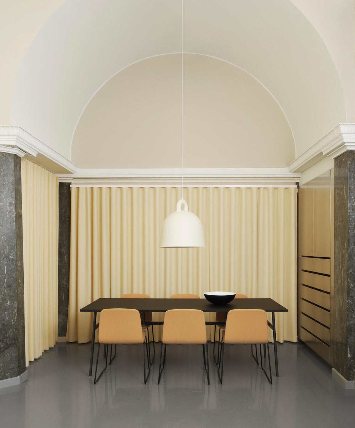 Bell Lampe gross EU in Weiss präsentiert im Onlineshop von KAQTU Design AG. Pendelleuchte ist von Normann Copenhagen