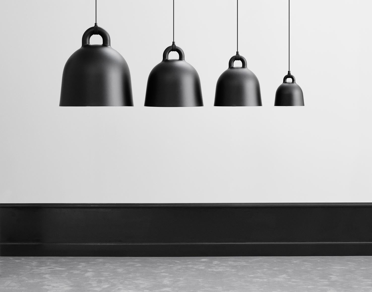 Entdecken Sie die Bell Lampe klein EU in Weiß von Normann Copenhagen – eine stilvolle Pendelleuchte, die minimalistisches Design und Funktionalität vereint.