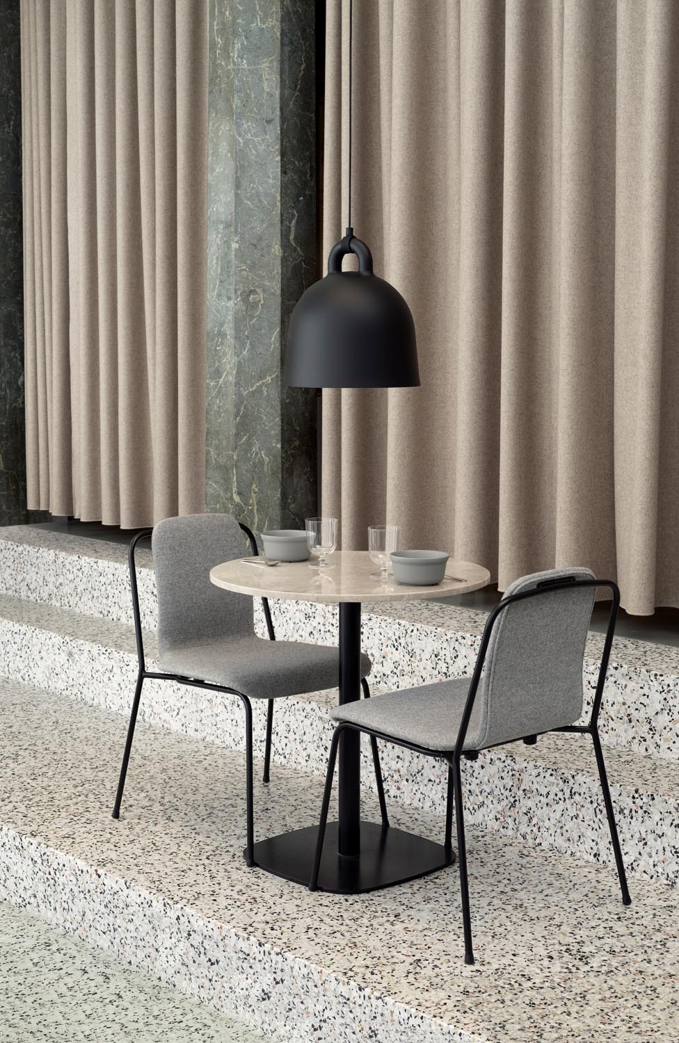 Bell Lampe medium EU in Schwarz präsentiert im Onlineshop von KAQTU Design AG. Pendelleuchte ist von Normann Copenhagen