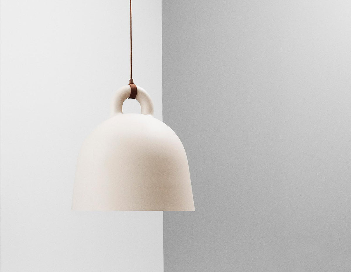 Bell Lampe medium EU in Sand präsentiert im Onlineshop von KAQTU Design AG. Pendelleuchte ist von Normann Copenhagen