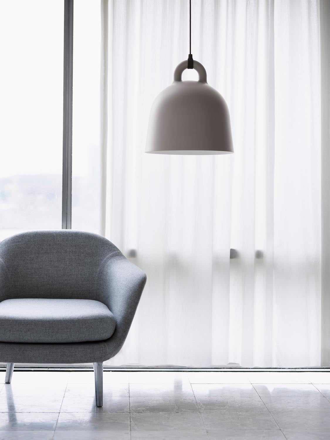 Bell Lampe medium EU in Sand präsentiert im Onlineshop von KAQTU Design AG. Pendelleuchte ist von Normann Copenhagen