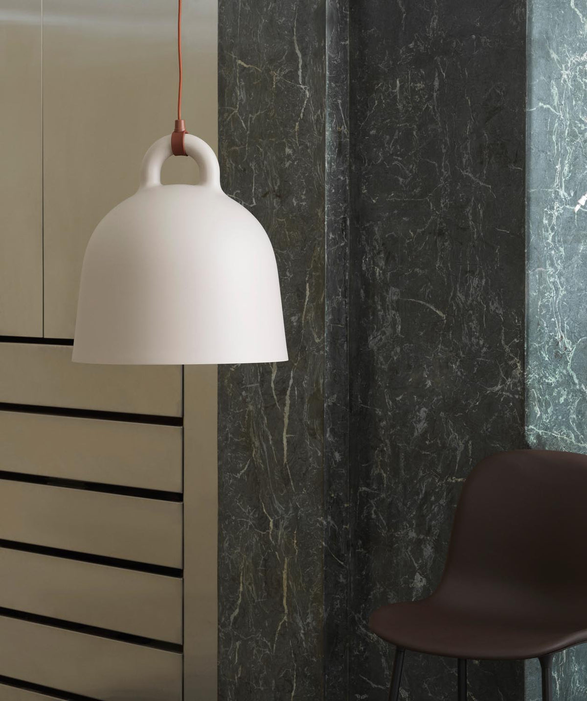 Bell Lampe gross EU in Sand präsentiert im Onlineshop von KAQTU Design AG. Pendelleuchte ist von Normann Copenhagen