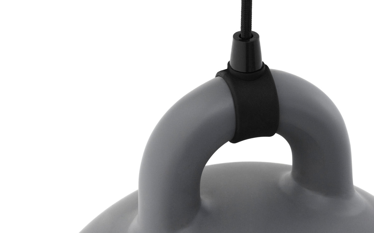 Bell Lampe klein EU in Grau präsentiert im Onlineshop von KAQTU Design AG. Pendelleuchte ist von Normann Copenhagen