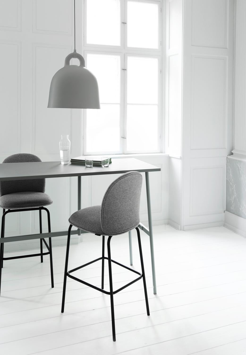 Bell Lampe medium EU in Grau präsentiert im Onlineshop von KAQTU Design AG. Pendelleuchte ist von Normann Copenhagen