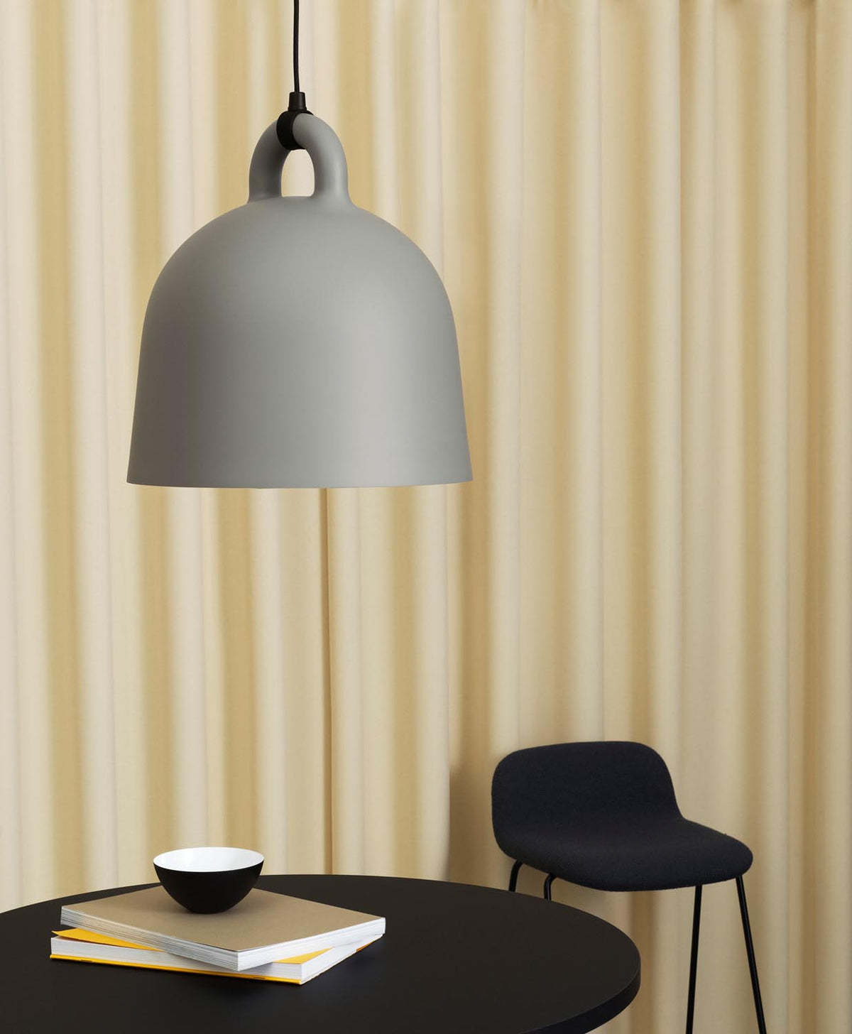 Bell Lampe gross EU in präsentiert im Onlineshop von KAQTU Design AG. Pendelleuchte ist von Normann Copenhagen