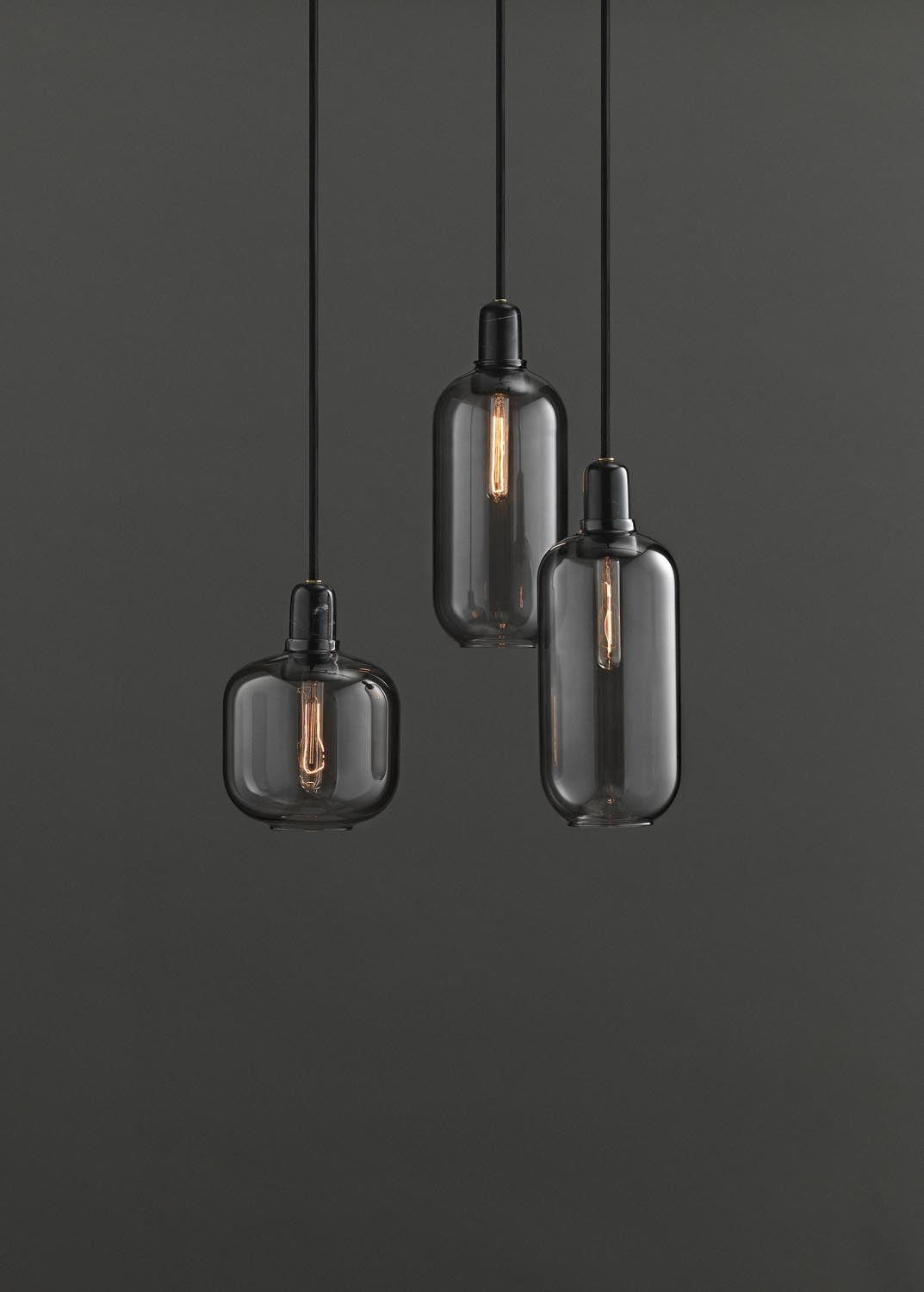 Amp Lampe gross EU in Rauchschwarz präsentiert im Onlineshop von KAQTU Design AG. Pendelleuchte ist von Normann Copenhagen