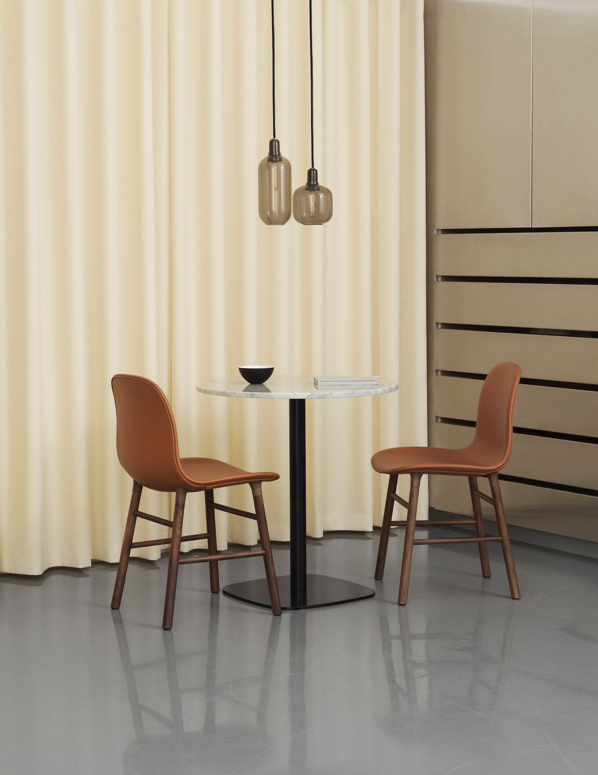 Amp Lampe gross EU in Rauchschwarz präsentiert im Onlineshop von KAQTU Design AG. Pendelleuchte ist von Normann Copenhagen