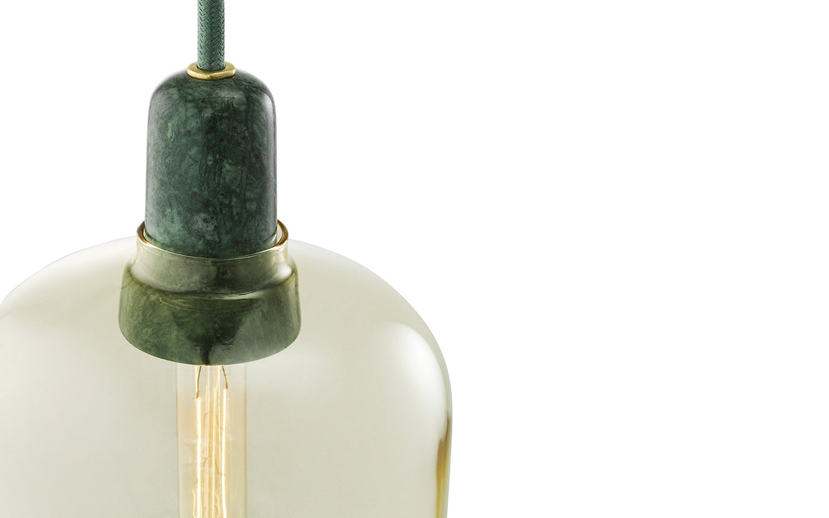 Amp Lampe gross EU in Gold/ grün präsentiert im Onlineshop von KAQTU Design AG. Pendelleuchte ist von Normann Copenhagen