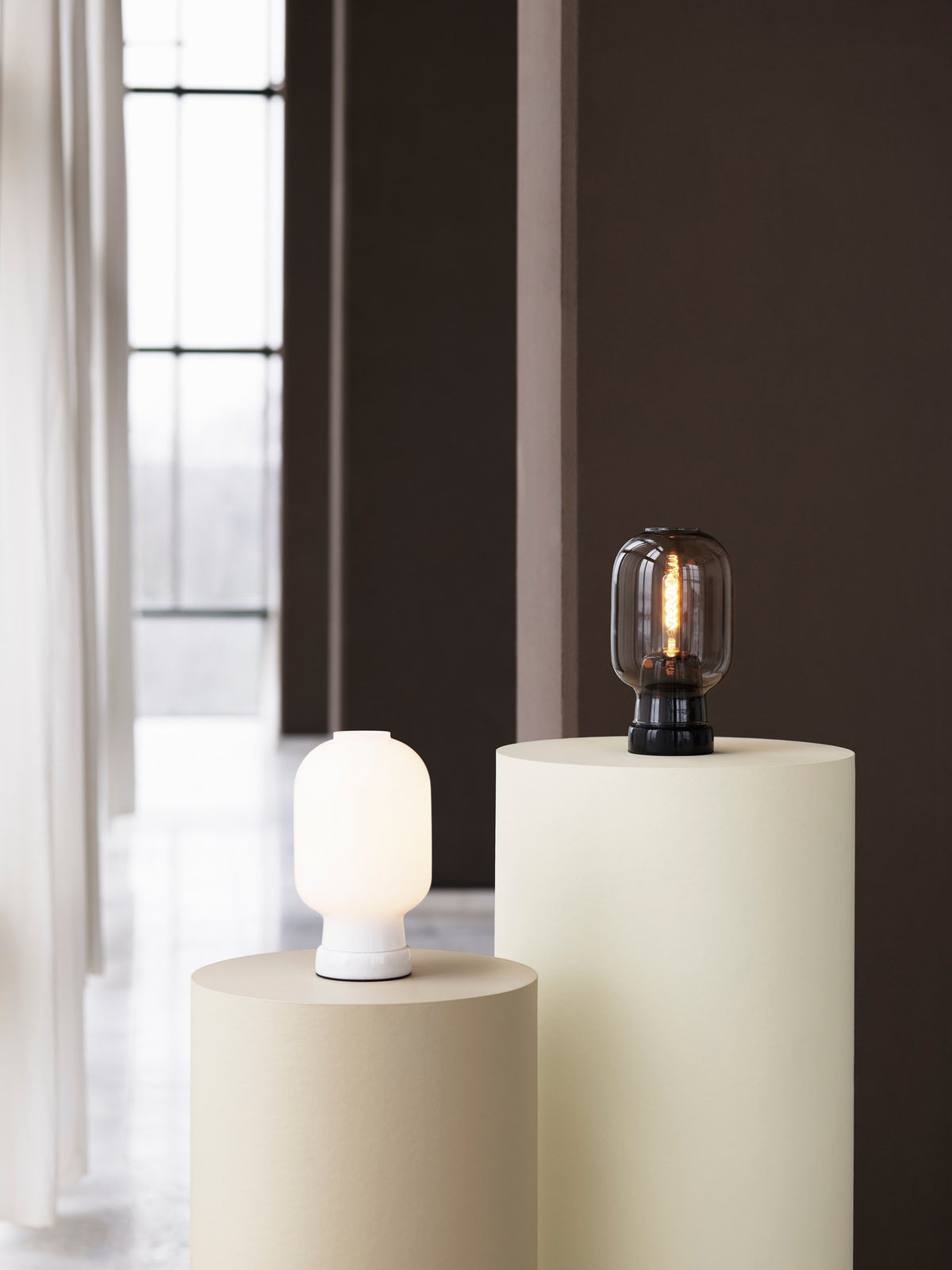 Amp Tischlampe EU rauchschwarz in Rauchschwarz präsentiert im Onlineshop von KAQTU Design AG. Tischleuchte ist von Normann Copenhagen