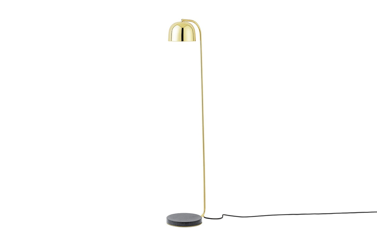 Grant Floor Lamp von Normann Copenhagen: schwarze Stehleuchte mit schlankem Stab, neigbarem Leuchtenkopf und textilummanteltem Kabel.