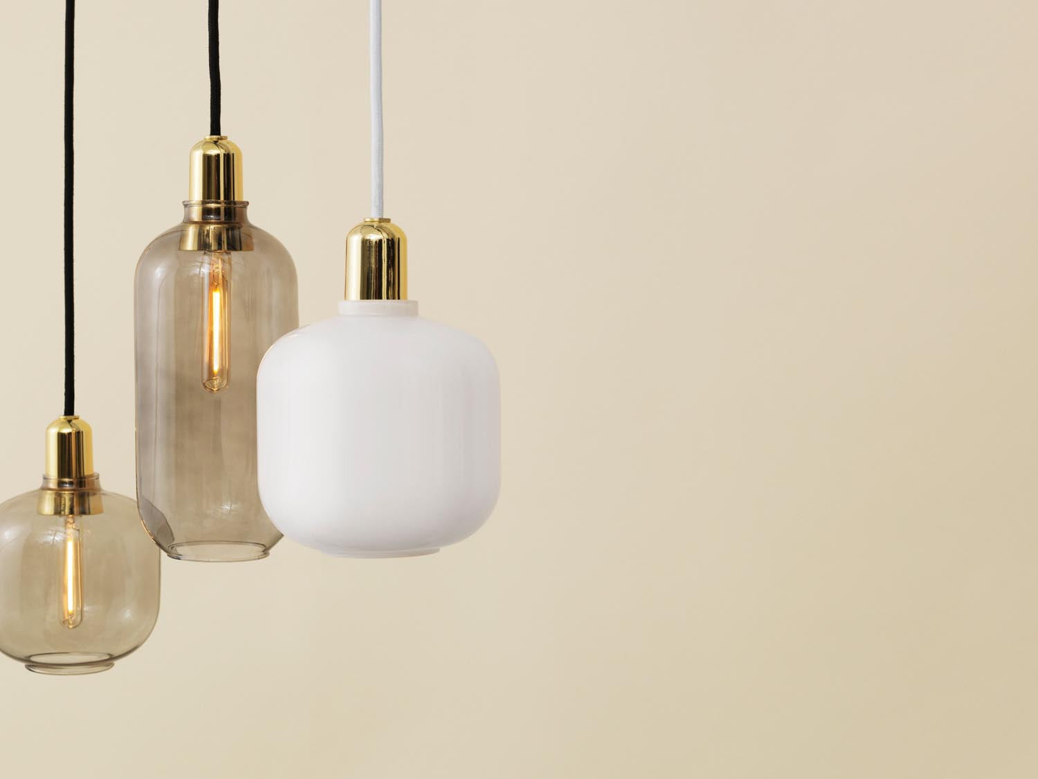Die kompakte Amp Lampe von Normann Copenhagen vereint stilvolles Design mit edlen Materialien. Perfekt für zeitgemäße Innenräume.