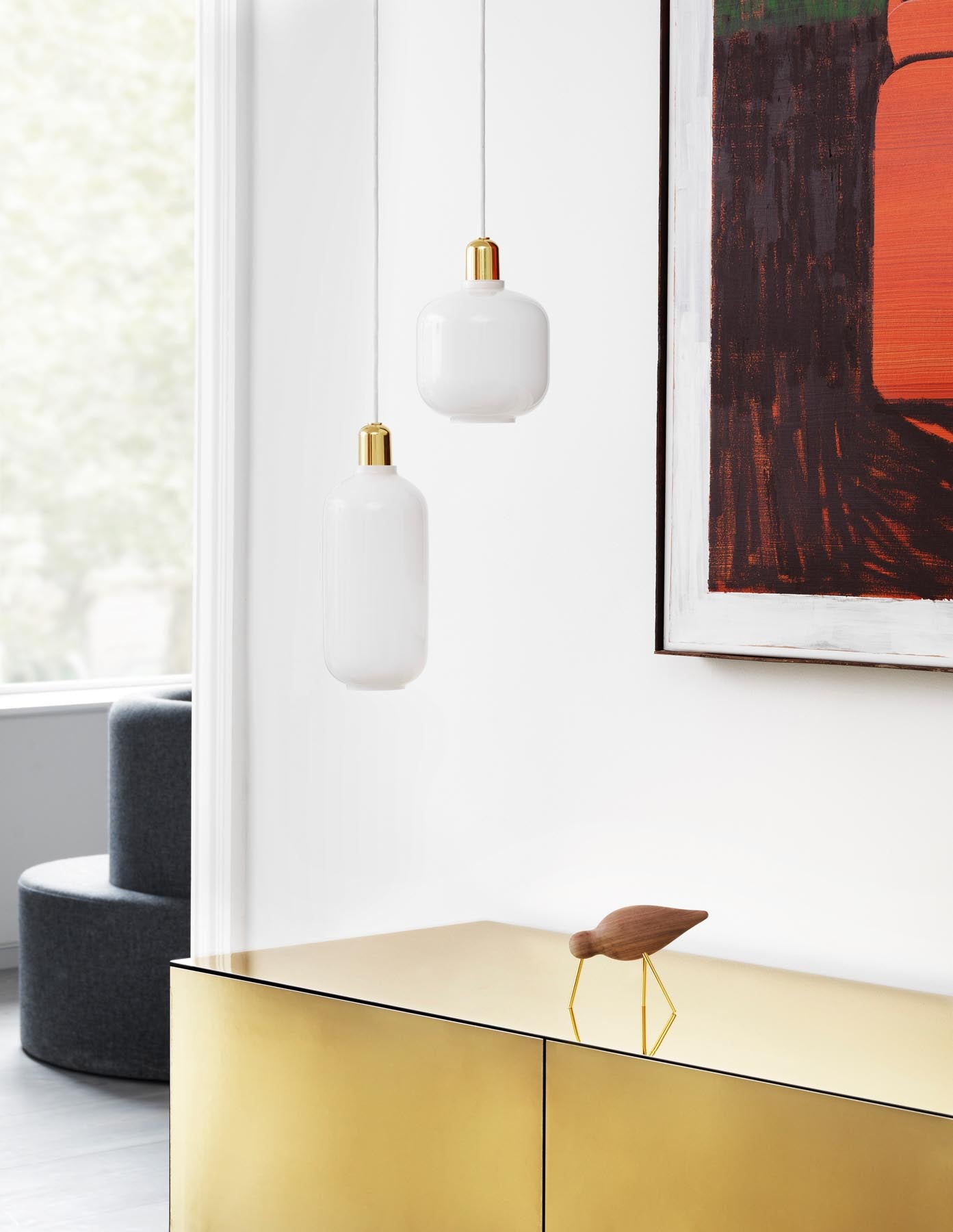 Entdecken Sie die Amp Lampe klein EU von Normann Copenhagen: Ein zeitloses Design aus gefärbtem Glas und poliertem Marmor für stilvolle Beleuchtung.